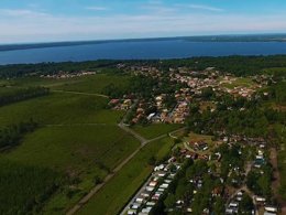 Camping Pas Cher vous présente avec son site Officiel campingpascher.fr, le Camping Les Echasses classé 2 étoiles, situé sur la commune de Gastes dans le département Landes (Aquitaine) en France. Le camping Les Echasses, vous présente un hébergement de type mobil-home de 34 m² avec climatisation et télévision. Le camping Les Echasses vous propose du sam. 04 juillet au sam. 11 juillet 2026 pour 7 nuits à 599€. Cette location propose 4 dates différentes pour réserver votre séjour. Découvrez également les 3 autres gammes d'hébergements du camping. Les Avis clients pour le Camping Les Echasses sont excellents avec une note moyenne de 8 sur 10. Animations familiales, Aire de jeux enfants, Canoë-kayak, Centre équestre, Golf, Ping-pong, Pétanque, Structure gonflable enfants, Terrain de football, Dépôt de pain, Plats à emporter, Snack/Bar,... En savoir plus : cliquez-ICI.