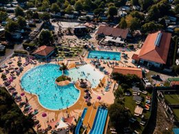 Camping Pas Cher vous présente avec son site Officiel campingpascher.fr, le Camping Siblu La Réserve - Funpass Inclus classé 4 étoiles, situé sur la commune de Gastes dans le département Landes (Aquitaine) en France. Le camping Siblu La Réserve - Funpass Inclus, vous présente un hébergement de type mobil-home avec climatisation. Le camping Siblu La Réserve - Funpass Inclus vous proposeun séjour PAS CHER avec une REMISEdu lundi 08 juin au lundi 15 juin 2026, en promotion à -30% pour 7 nuits à 206,50 € au lieu de 295,0 € soit une Économie de 88,50 €. Cette location propose 29 dates différentes pour réserver votre séjour. Découvrez également les 9 autres gammes d'hébergements du camping. Les Avis clients pour le Camping Siblu La Réserve - Funpass Inclus sont excellents avec une note moyenne de 8 sur 10. LacMer, Parc aquatique, Piscine couverte, Piscine extérieure, Animation ados, Animations familiales, Club enfants, Aire de jeux enfants, Canoë-kayak, Centre équestre, Court de tennis, Cyclisme, Golf, Location de bateaux, Paddle, Parcours sportif, Ping-pong, Piscine, Pétanque, Randonnée, Salle de jeux vidéo, Terrain de beach-volley, Terrain multisports, Bar, Créperie, Dépôt de pain, Plats à emporter, Restaurant, Snack/Bar, Épicerie,... En savoir plus : cliquez-ICI.