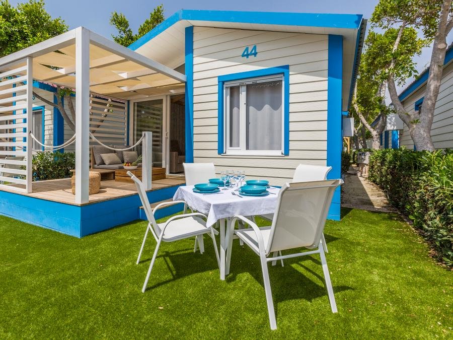 Camping Pas Cher vous présente avec son site Officiel campingpascher.fr, le Camping Alannia Guardamar classé 5 étoiles, situé sur la commune de Guardamar Del Segura dans le département Alicante (Valencia) en Espagne. Le camping Alannia Guardamar, vous présente un hébergement de type bungalow de 46 m² pour 1 personne avec climatisation et télévision. Le camping Alannia Guardamar vous propose du lundi 12 octobre au lundi 19 octobre 2026 pour 7 nuits à 676.06€. Cette location propose 116 dates différentes pour réserver votre séjour. Découvrez également les 5 autres gammes d'hébergements du camping. Les Avis clients pour le Camping Alannia Guardamar sont excellents avec une note moyenne de 8 sur 10. Piscine couverte, Piscine extérieure, Animations familiales, Club enfants, Aire de jeux enfants, Salle de fitness, Salle de jeux vidéo, Bar, Restaurant, Snack/Bar, Supermarché,... En savoir plus : cliquez-ICI.