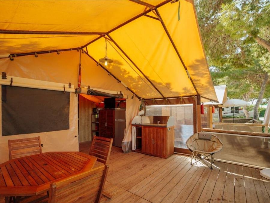 Camping Pas Cher vous présente avec son site Officiel campingpascher.fr, le Camping Alannia Guardamar classé 5 étoiles, situé sur la commune de Guardamar Del Segura dans le département Alicante (Valencia) en Espagne. Le camping Alannia Guardamar, vous présente un hébergement de type tente en toile et bois de 30 m² pour 1 personne. Le camping Alannia Guardamar vous propose du dimanche 14 juin au dimanche 21 juin 2026, en promotion à -6% pour 7 nuits à 1264,50 € au lieu de 1351,0 € soit une Économie de 86,50 €. Cette location propose 78 dates différentes pour réserver votre séjour. Découvrez également les 5 autres gammes d'hébergements du camping. Les Avis clients pour le Camping Alannia Guardamar sont excellents avec une note moyenne de 8 sur 10. Piscine couverte, Piscine extérieure, Animations familiales, Club enfants, Aire de jeux enfants, Salle de fitness, Salle de jeux vidéo, Bar, Restaurant, Snack/Bar, Supermarché,... En savoir plus : cliquez-ICI.