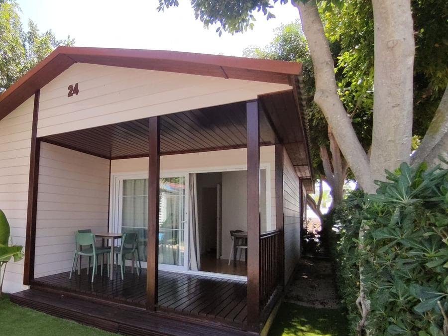Camping Pas Cher vous présente avec son site Officiel campingpascher.fr, le Camping Alannia Guardamar classé 5 étoiles, situé sur la commune de Guardamar Del Segura dans le département Alicante (Valencia) en Espagne. Le camping Alannia Guardamar, vous présente un hébergement de type mobil-home de 46 m² avec climatisation et télévision. Le camping Alannia Guardamar vous propose du dimanche 27 septembre au dimanche 04 octobre 2026 pour 7 nuits à 614.46€. Cette location propose 117 dates différentes pour réserver votre séjour. Découvrez également les 5 autres gammes d'hébergements du camping. Les Avis clients pour le Camping Alannia Guardamar sont excellents avec une note moyenne de 8 sur 10. Piscine couverte, Piscine extérieure, Animations familiales, Club enfants, Aire de jeux enfants, Salle de fitness, Salle de jeux vidéo, Bar, Restaurant, Snack/Bar, Supermarché,... En savoir plus : cliquez-ICI.