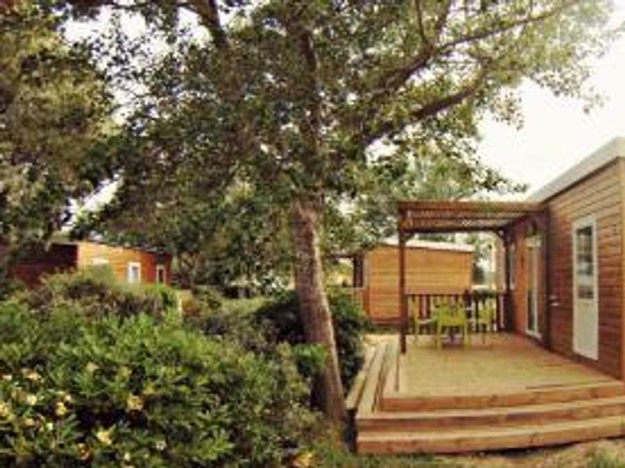 Camping Pas Cher vous présente avec son site Officiel campingpascher.fr, le Camping De Gruissan classé 3 étoiles, situé sur la commune de Gruissan dans le département Aude (Languedoc Roussillon) en France. Le camping De Gruissan, vous présente un hébergement de type mobil-home de 28 m² pour 4 personnes avec climatisation. Le camping De Gruissan vous propose du dimanche 30 août au dimanche 06 septembre 2026 pour 7 nuits à 392€. Cette location propose 67 dates différentes pour réserver votre séjour. Découvrez également les 10 autres gammes d'hébergements du camping. Les Avis clients pour le Camping De Gruissan sont de 7 sur 10. Mer, Piscine extérieure, Animations familiales, Club ados, Club enfants, Aire de jeux enfants, Centre équestre, Court de tennis, Cyclisme, Golf, Pétanque, Randonnée, Terrain de volley-ball, Terrain multisports, Bar, Plats à emporter,... En savoir plus : cliquez-ICI.