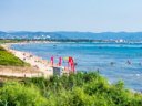 Camping Pas Cher vous présente avec son site Officiel campingpascher.fr, le Camping L'Ile D'Or classé 3 étoiles, situé sur la commune de Giens dans le département Var (Provence Alpes Côte D'azur) en France. Le camping L'Ile D'Or vous propose un hébergement de type mobil-home de 32 m² pour 5 personnes avec climatisation. L'établissement vous propose 5 autres types d'hébergements. Découvrez tous nos séjours à petits prix dans la commune et aux alentours de Giens du département : Var (Provence Alpes Côte D'azur). Les Avis clients pour le Camping L'Ile D'Or sont excellents avec une note moyenne de 8 sur 10. Aire de jeux enfants, Cyclisme, Jet-ski, Ping-pong, Piscine, Planche à voile, Plongée, Surf, Terrain de beach-volley, Bar, Dépôt de pain, Pizzeria, Plats à emporter, Snack/Bar, Épicerie,... En savoir plus : cliquez-ICI.