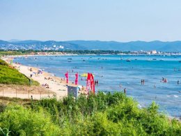 Camping Pas Cher vous présente avec son site Officiel campingpascher.fr, le Camping L'Ile D'Or classé 3 étoiles, situé sur la commune de Giens dans le département Var (Provence Alpes Côte D'azur) en France. Le camping L'Ile D'Or vous propose un hébergement de type mobil-home de 32 m² pour 5 personnes avec climatisation. L'établissement vous propose 5 autres types d'hébergements. Découvrez tous nos séjours à petits prix dans la commune et aux alentours de Giens du département : Var (Provence Alpes Côte D'azur). Les Avis clients pour le Camping L'Ile D'Or sont excellents avec une note moyenne de 8 sur 10. Aire de jeux enfants, Cyclisme, Jet-ski, Ping-pong, Piscine, Planche à voile, Plongée, Surf, Terrain de beach-volley, Bar, Dépôt de pain, Pizzeria, Plats à emporter, Snack/Bar, Épicerie,... En savoir plus : cliquez-ICI.