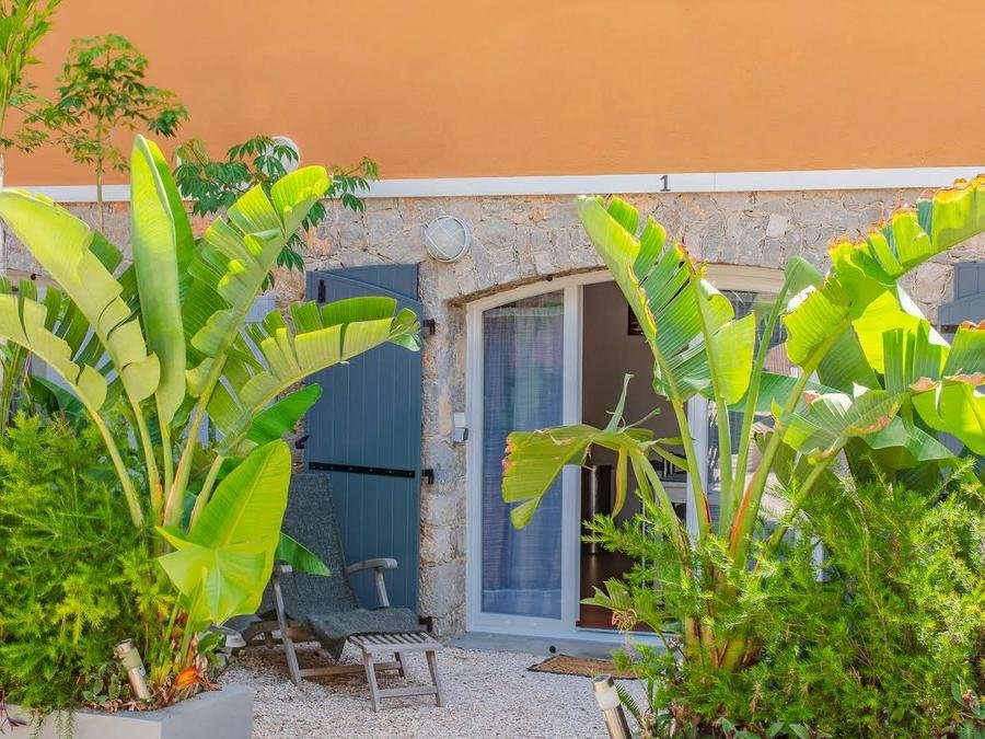 Camping Pas Cher vous présente avec son site Officiel campingpascher.fr, le Camping La Presqu'Ile De Giens classé 4 étoiles, situé sur la commune de Giens dans le département Var (Provence Alpes Côte D'azur) en France. Le camping La Presqu'Ile De Giens vous propose un hébergement de type appartement de 35 m² pour 2 personnes avec climatisation (télévision). L'établissement vous propose 4 autres types d'hébergements. Découvrez tous nos séjours à petits prix dans la commune et aux alentours de Giens du département : Var (Provence Alpes Côte D'azur). Les Avis clients pour le Camping La Presqu'Ile De Giens sont de 7 sur 10. Mer, Piscine chauffée, Piscine extérieure, Animations familiales, Club enfants, Aire de jeux enfants, Canoë-kayak, Cyclisme, Paddle, Ping-pong, Plongée, Pétanque, Randonnée, Terrain de football, Terrain de volley-ball, Supermarché,... En savoir plus : cliquez-ICI.