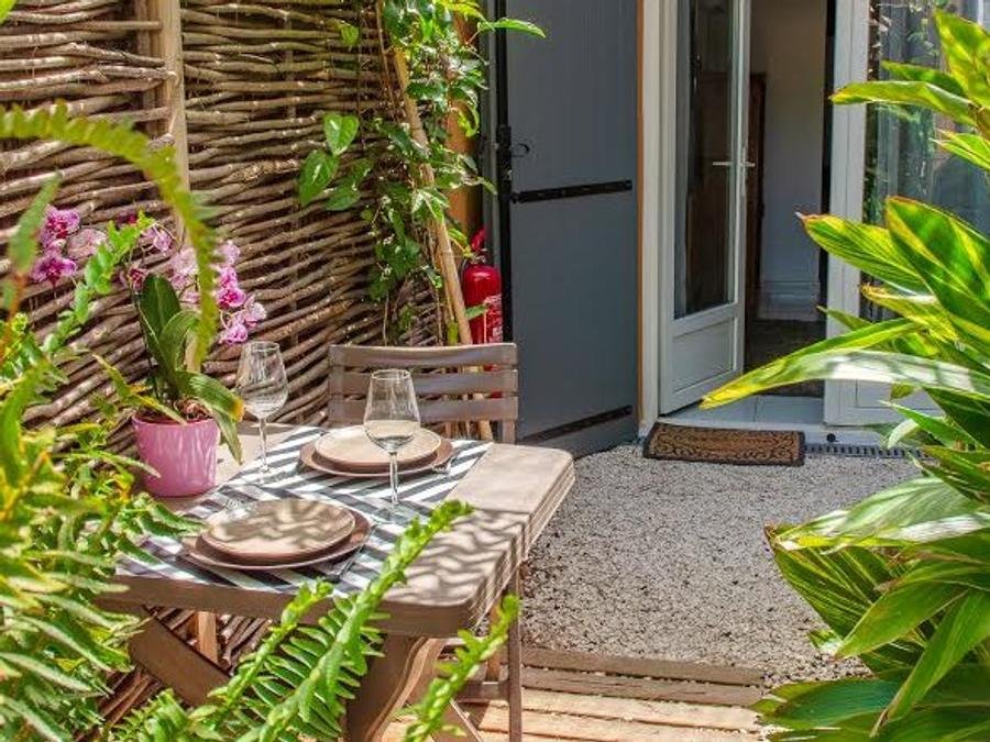 Camping Pas Cher vous présente avec son site Officiel campingpascher.fr, le Camping La Presqu'Ile De Giens classé 4 étoiles, situé sur la commune de Giens dans le département Var (Provence Alpes Côte D'azur) en France. Le camping La Presqu'Ile De Giens, vous présente un hébergement de type studio de 15 m² avec climatisation et télévision. Le camping La Presqu'Ile De Giens vous propose du vendredi 30 octobre au vendredi 06 novembre 2026 pour 7 nuits à 397€. Cette location propose 128 dates différentes pour réserver votre séjour. Découvrez également les 4 autres gammes d'hébergements du camping. Les Avis clients pour le Camping La Presqu'Ile De Giens sont de 7 sur 10. Mer, Piscine chauffée, Piscine extérieure, Animations familiales, Club enfants, Aire de jeux enfants, Canoë-kayak, Cyclisme, Paddle, Ping-pong, Plongée, Pétanque, Randonnée, Terrain de football, Terrain de volley-ball, Supermarché,... En savoir plus : cliquez-ICI.