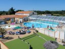 Camping Pas Cher vous présente avec son site Officiel campingpascher.fr, le Camping Le Domaine De Beaulieu classé 4 étoiles, situé sur la commune de Givrand dans le département Vendée (Pays De La Loire) en France. Le camping Le Domaine De Beaulieu vous propose un hébergement de type mobil-home de 40 m². L'établissement vous propose 4 autres types d'hébergements. Découvrez tous nos séjours à petits prix dans la commune et aux alentours de Givrand du département : Vendée (Pays De La Loire). Les Avis clients pour le Camping Le Domaine De Beaulieu sont excellents avec une note moyenne de 8 sur 10. Mer, Parc aquatique, Piscine chauffée, Piscine couverte, Animation enfants, Animations familiales, Aire de jeux enfants, Court de padel en extérieur, Court de tennis, Cyclisme, Ping-pong, Pétanque, Salle de jeux vidéo, Terrain multisports, Bar, Dépôt de pain, Restaurant, Snack/Bar, Épicerie,... En savoir plus : cliquez-ICI.
