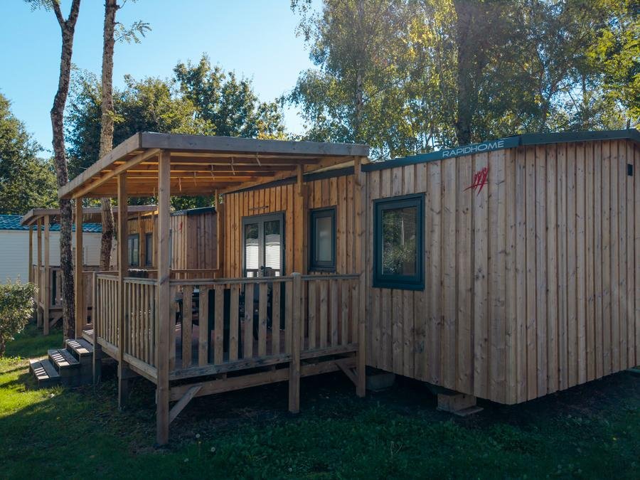 Camping Pas Cher vous présente avec son site Officiel campingpascher.fr, le Camping Des Familles classé 4 étoiles, situé sur la commune de Grayan Et L'hopital dans le département Gironde (Aquitaine) en France. Le camping Des Familles, vous présente un hébergement de type lodge de 24 m² pour 4 personnes avec climatisation et télévision. Le camping Des Familles vous propose du jeudi 04 juin au jeudi 11 juin 2026 avec un DÉPART DEMAIN pour 7 nuits à 413€. Cette location propose 71 dates différentes pour réserver votre séjour. Découvrez également les 8 autres gammes d'hébergements du camping. Les Avis clients pour le Camping Des Familles sont excellents avec une note moyenne de 8 sur 10. Piscine chauffée, Piscine extérieure, Animations familiales, Club enfants, Aire de jeux enfants, Baby-foot, Canoë-kayak, Flipper, Jet-ski, Ping-pong, Piscine, Pétanque, Sports nautiques, Bar, Dépôt de pain, Pizzeria, Plats à emporter, Restaurant, Snack/Bar, Station-service, Épicerie,... En savoir plus : cliquez-ICI.