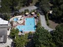 Camping Pas Cher vous présente avec son site Officiel campingpascher.fr, le Camping Des Familles classé 4 étoiles, situé sur la commune de Grayan Et L'hopital dans le département Gironde (Aquitaine) en France. Le camping Des Familles, vous présente un hébergement de type lodge de 24 m² pour 4 personnes avec climatisation et télévision. Le camping Des Familles vous propose du jeudi 04 juin au jeudi 11 juin 2026 avec un DÉPART DEMAIN pour 7 nuits à 413€. Cette location propose 71 dates différentes pour réserver votre séjour. Découvrez également les 8 autres gammes d'hébergements du camping. Les Avis clients pour le Camping Des Familles sont excellents avec une note moyenne de 8 sur 10. Piscine chauffée, Piscine extérieure, Animations familiales, Club enfants, Aire de jeux enfants, Baby-foot, Canoë-kayak, Flipper, Jet-ski, Ping-pong, Piscine, Pétanque, Sports nautiques, Bar, Dépôt de pain, Pizzeria, Plats à emporter, Restaurant, Snack/Bar, Station-service, Épicerie,... En savoir plus : cliquez-ICI.