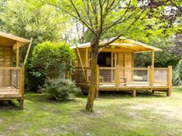 Camping Pas Cher vous présente avec son site Officiel campingpascher.fr, le Camping Des Familles classé 4 étoiles, situé sur la commune de Grayan Et L'hopital dans le département Gironde (Aquitaine) en France. Le camping Des Familles, vous présente un hébergement de type chalet de 32 m² pour 4 personnes avec climatisation et télévision. Le camping Des Familles vous propose du sam. 04 avril au sam. 11 avril 2026 pour 7 nuits à 441€. Cette location propose 134 dates différentes pour réserver votre séjour. Découvrez également les 7 autres gammes d'hébergements du camping. Les Avis clients pour le Camping Des Familles sont excellents avec une note moyenne de 8 sur 10. Piscine chauffée, Piscine extérieure, Animations familiales, Club enfants, Aire de jeux enfants, Baby-foot, Canoë-kayak, Flipper, Jet-ski, Ping-pong, Piscine, Pétanque, Sports nautiques, Bar, Dépôt de pain, Pizzeria, Plats à emporter, Restaurant, Snack/Bar, Station-service, Épicerie,... En savoir plus : cliquez-ICI.