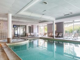 Camping Pas Cher vous présente avec son site Officiel campingpascher.fr, la Résidence Odalys Référence La Licorne De Haute-Provence classé 4 étoiles, située sur la commune de Greoux Les Bains dans le département Alpes-de-haute-provence (Provence Alpes Côte D'azur) en France. La résidence Odalys Référence La Licorne De Haute-Provence, vous présente un hébergement de type studio de 26 m² avec climatisation et télévision. La résidence Odalys Référence La Licorne De Haute-Provence vous proposeun séjour PAS CHER avec une REMISEdu sam. 26 septembre au sam. 03 octobre 2026, en promotion à -40% pour 7 nuits à 251,40 € au lieu de 419,0 € soit une Économie de 167,60 €. Cette location propose 47 dates différentes pour réserver votre séjour. Découvrez également les 5 autres gammes d'hébergements de la résidence. Les Avis clients pour la Résidence Odalys Référence La Licorne De Haute-Provence sont excellents avec une note moyenne de 8 sur 10. Piscine couverte, Piscine extérieure, Centre équestre, Ping-pong, Pétanque, Salle de fitness, Boulangerie, Restaurant,... En savoir plus : cliquez-ICI.
