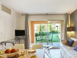 Camping Pas Cher vous présente avec son site Officiel campingpascher.fr, la Résidence Odalys Référence La Licorne De Haute-Provence classé 4 étoiles, située sur la commune de Greoux Les Bains dans le département Alpes-de-haute-provence (Provence Alpes Côte D'azur) en France. La résidence Odalys Référence La Licorne De Haute-Provence vous propose un hébergement de type studio de 26 m² avec climatisation (télévision). Cet hébergement propose plus de 45 dates différentes pour réserver ! Pour dévouvrir la période la moins chère, consultez la rubrique 'Tarifs' et sélectionnez votre mois de départ. L'établissement vous propose 5 autres types d'hébergements. Découvrez tous nos séjours à petits prix dans la commune et aux alentours de Greoux Les Bains du département : Alpes-de-haute-provence (Provence Alpes Côte D'azur). Les Avis clients pour la Résidence Odalys Référence La Licorne De Haute-Provence sont excellents avec une note moyenne de 8 sur 10. Piscine couverte, Piscine extérieure, Centre équestre, Ping-pong, Pétanque, Salle de fitness, Boulangerie, Restaurant,... En savoir plus : cliquez-ICI.