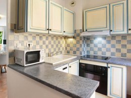 Camping Pas Cher vous présente avec son site Officiel campingpascher.fr, la Résidence Odalys Référence La Licorne De Haute-Provence classé 4 étoiles, située sur la commune de Greoux Les Bains dans le département Alpes-de-haute-provence (Provence Alpes Côte D'azur) en France. La résidence Odalys Référence La Licorne De Haute-Provence, vous présente un hébergement de type appartement de 113 m² avec climatisation et télévision. La résidence Odalys Référence La Licorne De Haute-Provence vous proposeun séjour PAS CHER avec une REMISEdu sam. 03 janvier au sam. 10 janvier 2026, en promotion à -30% pour 7 nuits à 349,30 € au lieu de 499,0 € soit une Économie de 149,70 €. Cette location propose 20 dates différentes pour réserver votre séjour. Découvrez également les 5 autres gammes d'hébergements de la résidence. Les Avis clients pour la Résidence Odalys Référence La Licorne De Haute-Provence sont excellents avec une note moyenne de 8 sur 10. Piscine couverte, Piscine extérieure, Centre équestre, Ping-pong, Pétanque, Salle de fitness, Boulangerie, Restaurant,... En savoir plus : cliquez-ICI.