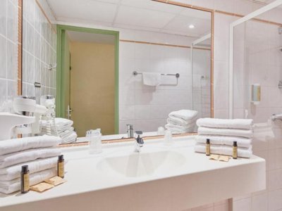 Cliquez pour découvrir toutes les photos de l'HÉBERGEMENT ! chambre - Domaine Château Laval photo 2