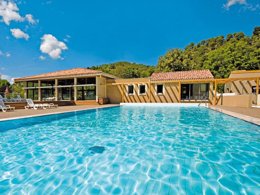 Camping Pas Cher vous présente avec son site Officiel campingpascher.fr, le Camping Domaine Château Laval classé 3 étoiles, situé sur la commune de Greoux Les Bains dans le département Alpes-de-haute-provence (Provence Alpes Côte D'azur) en France. Le camping Domaine Château Laval, vous présente un hébergement de type chambre de 20 m² pour 1 personne et télévision. Le camping Domaine Château Laval vous propose du sam. 03 octobre au sam. 10 octobre 2026 pour 7 nuits à 441€. Cette location propose 59 dates différentes pour réserver votre séjour. Découvrez également les 5 autres gammes d'hébergements du camping. Les Avis clients pour le Camping Domaine Château Laval sont de 7 sur 10. Piscine couverte, Piscine extérieure, Animation ados, Club enfants, Aire de jeux enfants, Canoë-kayak, Centre équestre, Court de tennis, Cyclisme, Pétanque, Randonnée, Salle de fitness, Terrain de volley-ball, Terrain multisports, Tir à l’arc, Voile, Bar, Restaurant,... En savoir plus : cliquez-ICI.