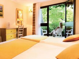 Camping Pas Cher vous présente avec son site Officiel campingpascher.fr, le Camping Domaine Château Laval classé 3 étoiles, situé sur la commune de Greoux Les Bains dans le département Alpes-de-haute-provence (Provence Alpes Côte D'azur) en France. Le camping Domaine Château Laval, vous présente un hébergement de type chambre de 20 m² pour 1 personne et télévision. Le camping Domaine Château Laval vous proposeun séjour PAS CHER avec une REMISEdu mardi 23 juin au mardi 30 juin 2026, en promotion à -44% pour 7 nuits à 473,90 € au lieu de 846,25 € soit une Économie de 372,35 €. Cette location propose 114 dates différentes pour réserver votre séjour. Découvrez également les 5 autres gammes d'hébergements du camping. Les Avis clients pour le Camping Domaine Château Laval sont de 7 sur 10. Piscine couverte, Piscine extérieure, Animation ados, Club enfants, Aire de jeux enfants, Canoë-kayak, Centre équestre, Court de tennis, Cyclisme, Pétanque, Randonnée, Salle de fitness, Terrain de volley-ball, Terrain multisports, Tir à l’arc, Voile, Bar, Restaurant,... En savoir plus : cliquez-ICI.