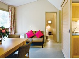 Camping Pas Cher vous présente avec son site Officiel campingpascher.fr, le Camping Domaine Château Laval classé 3 étoiles, situé sur la commune de Greoux Les Bains dans le département Alpes-de-haute-provence (Provence Alpes Côte D'azur) en France. Le camping Domaine Château Laval, vous présente un hébergement de type appartement de 40 m² pour 1 personne et télévision. Le camping Domaine Château Laval vous proposeun séjour PAS CHER avec une REMISEdu sam. 17 octobre au sam. 24 octobre 2026, en promotion à -44% pour 7 nuits à 445,90 € au lieu de 796,25 € soit une Économie de 350,35 €. Cette location propose 133 dates différentes pour réserver votre séjour. Découvrez également les 5 autres gammes d'hébergements du camping. Les Avis clients pour le Camping Domaine Château Laval sont de 7 sur 10. Piscine couverte, Piscine extérieure, Animation ados, Club enfants, Aire de jeux enfants, Canoë-kayak, Centre équestre, Court de tennis, Cyclisme, Pétanque, Randonnée, Salle de fitness, Terrain de volley-ball, Terrain multisports, Tir à l’arc, Voile, Bar, Restaurant,... En savoir plus : cliquez-ICI.