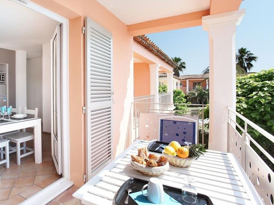 Camping Pas Cher vous présente avec son site Officiel campingpascher.fr, la Résidence OdalysLa Palmeraie classé 3 étoiles, située sur la commune de Grimaud dans le département Var (Provence Alpes Côte D'azur) en France. La résidence Odalys La Palmeraie, vous présente un hébergement de type appartement de 37 m² pour 1 personne et télévision. La résidence Odalys La Palmeraie vous propose du sam. 27 juin au sam. 04 juillet 2026, en promotion à -19% pour 7 nuits à 991,20 € au lieu de 1239,0 € soit une Économie de 247,80 €. Cette location propose 32 dates différentes pour réserver votre séjour. Découvrez également les 3 autres gammes d'hébergements de la résidence. Les Avis clients pour la Résidence OdalysLa Palmeraie sont excellents avec une note moyenne de 8 sur 10. Piscine chauffée, Piscine extérieure, Canoë-kayak, Centre équestre, Court de tennis, Golf, Pétanque,... En savoir plus : cliquez-ICI.