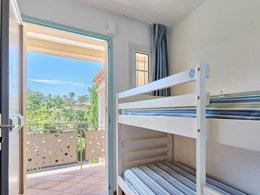 Camping Pas Cher vous présente avec son site Officiel campingpascher.fr, la Résidence Odalys Référence La Palmeraie classé 3 étoiles, située sur la commune de Grimaud dans le département Var (Provence Alpes Côte D'azur) en France. La résidence Odalys Référence La Palmeraie vous propose un hébergement de type studio de 30 m² pour 2 personnes. Cet hébergement propose plus de 35 dates différentes pour réserver ! Pour dévouvrir la période la moins chère, consultez la rubrique 'Tarifs' et sélectionnez votre mois de départ. L'établissement vous propose 3 autres types d'hébergements. Découvrez tous nos séjours à petits prix dans la commune et aux alentours de Grimaud du département : Var (Provence Alpes Côte D'azur). Les Avis clients pour la Résidence Odalys Référence La Palmeraie sont excellents avec une note moyenne de 8 sur 10. Piscine chauffée, Piscine extérieure, Canoë-kayak, Centre équestre, Court de tennis, Golf, Pétanque,... En savoir plus : cliquez-ICI.