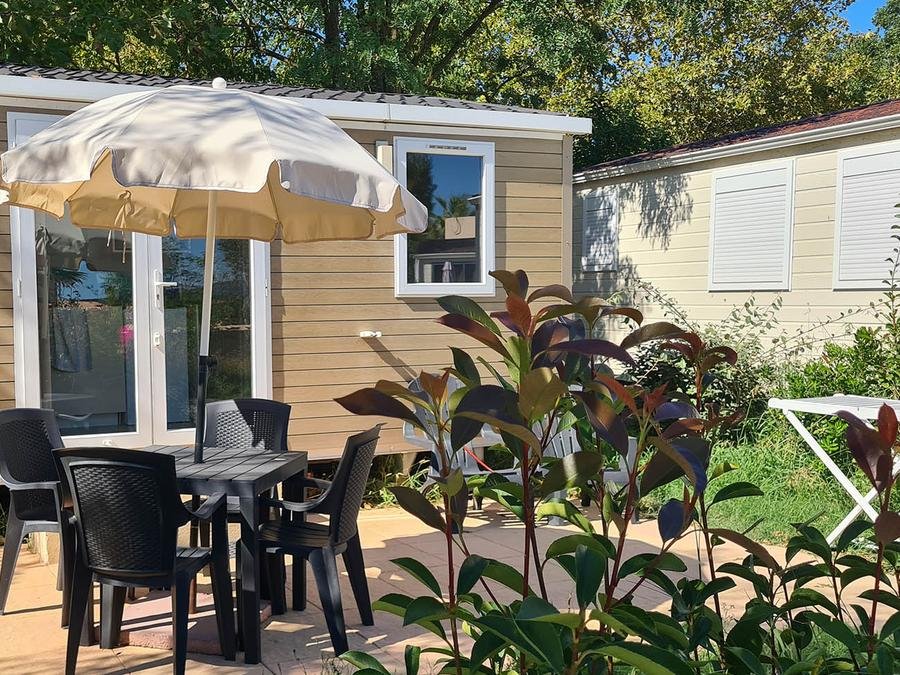Camping Pas Cher vous présente avec son site Officiel campingpascher.fr, le Camping Tikayan Domaine Du Golfe De Saint Tropez classé 4 étoiles, situé sur la commune de Grimaud dans le département Var (Provence Alpes Côte D'azur) en France. Le camping Tikayan Domaine Du Golfe De Saint Tropez, vous présente un hébergement de type mobil-home de 18 m² pour 1 personne avec climatisation et télévision. Le camping Tikayan Domaine Du Golfe De Saint Tropez vous proposeun séjour PAS CHER avec une REMISEdu sam. 11 juillet au sam. 18 juillet 2026, en promotion à -40% pour 7 nuits à 684,60 € au lieu de 1141,0 € soit une Économie de 456,40 €. Cette location propose 50 dates différentes pour réserver votre séjour. Découvrez également les 12 autres gammes d'hébergements du camping. Les Avis clients pour le Camping Tikayan Domaine Du Golfe De Saint Tropez sont de 7 sur 10. Mer, Piscine extérieure, Animations familiales, Club enfants, Aire de jeux enfants, Centre équestre, Golf, Plongée, Pétanque, Sports nautiques, Terrain de badminton, Terrain de volley-ball, Bar, Plats à emporter, Snack/Bar,... En savoir plus : cliquez-ICI.
