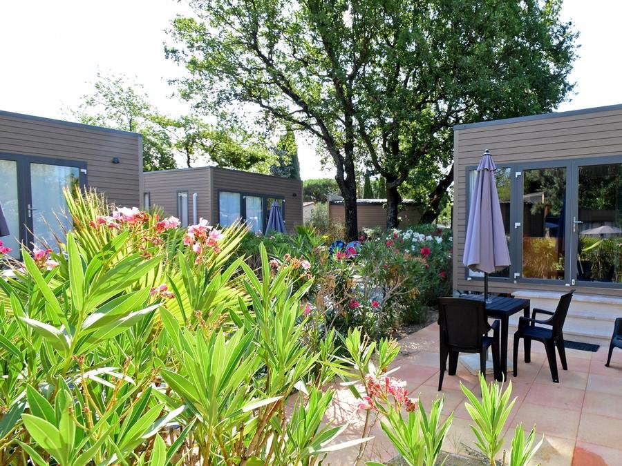 Camping Pas Cher vous présente avec son site Officiel campingpascher.fr, le Camping Tikayan Domaine Du Golfe De Saint Tropez classé 4 étoiles, situé sur la commune de Grimaud dans le département Var (Provence Alpes Côte D'azur) en France. Le camping Tikayan Domaine Du Golfe De Saint Tropez, vous présente un hébergement de type mobil-home de 20 m² pour 1 personne avec climatisation et télévision. Le camping Tikayan Domaine Du Golfe De Saint Tropez vous proposeun séjour PAS CHER avec une REMISEdu sam. 11 juillet au sam. 18 juillet 2026, en promotion à -40% pour 7 nuits à 701,40 € au lieu de 1169,0 € soit une Économie de 467,60 €. Cette location propose 80 dates différentes pour réserver votre séjour. Découvrez également les 12 autres gammes d'hébergements du camping. Les Avis clients pour le Camping Tikayan Domaine Du Golfe De Saint Tropez sont de 7 sur 10. Mer, Piscine extérieure, Animations familiales, Club enfants, Aire de jeux enfants, Centre équestre, Golf, Plongée, Pétanque, Sports nautiques, Terrain de badminton, Terrain de volley-ball, Bar, Plats à emporter, Snack/Bar,... En savoir plus : cliquez-ICI.