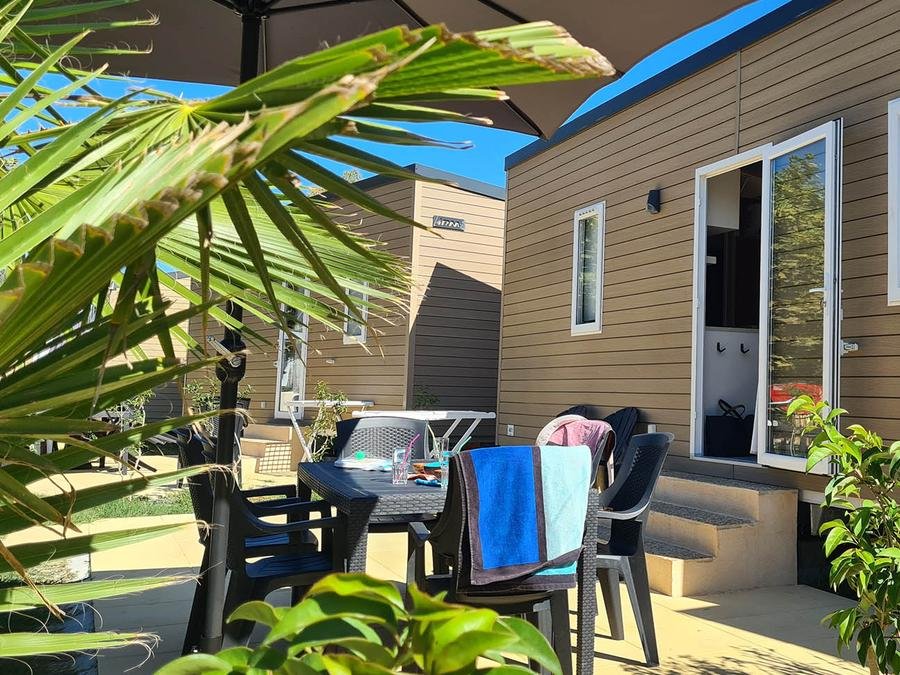 Camping Pas Cher vous présente avec son site Officiel campingpascher.fr, le Camping Tikayan Domaine Du Golfe De Saint Tropez classé 4 étoiles, situé sur la commune de Grimaud dans le département Var (Provence Alpes Côte D'azur) en France. Le camping Tikayan Domaine Du Golfe De Saint Tropez, vous présente un hébergement de type mobil-home de 29 m² pour 4 personnes avec climatisation et télévision. Le camping Tikayan Domaine Du Golfe De Saint Tropez vous proposeun séjour PAS CHER avec une REMISEdu sam. 04 juillet au sam. 11 juillet 2026, en promotion à -50% pour 7 nuits à 668,50 € au lieu de 1337,0 € soit une Économie de 668,50 €. Cette location propose 83 dates différentes pour réserver votre séjour. Découvrez également les 12 autres gammes d'hébergements du camping. Les Avis clients pour le Camping Tikayan Domaine Du Golfe De Saint Tropez sont de 6 sur 10. Mer, Piscine extérieure, Animations familiales, Club enfants, Aire de jeux enfants, Centre équestre, Golf, Plongée, Pétanque, Sports nautiques, Terrain de badminton, Terrain de volley-ball, Bar, Plats à emporter, Snack/Bar,... En savoir plus : cliquez-ICI.