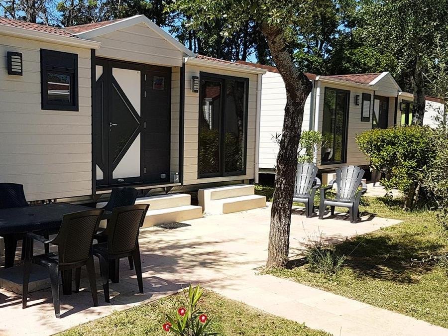 Camping Pas Cher vous présente avec son site Officiel campingpascher.fr, le Camping Tikayan Domaine Du Golfe De Saint Tropez classé 4 étoiles, situé sur la commune de Grimaud dans le département Var (Provence Alpes Côte D'azur) en France. Le camping Tikayan Domaine Du Golfe De Saint Tropez, vous présente un hébergement de type mobil-home de 38 m² pour 3 personnes avec climatisation et télévision. Le camping Tikayan Domaine Du Golfe De Saint Tropez vous proposeun séjour PAS CHER avec une REMISEdu dimanche 05 juillet au dimanche 12 juillet 2026, en promotion à -40% pour 7 nuits à 816 € au lieu de 1360,0 € soit une Économie de 544 €. Cette location propose 69 dates différentes pour réserver votre séjour. Découvrez également les 12 autres gammes d'hébergements du camping. Les Avis clients pour le Camping Tikayan Domaine Du Golfe De Saint Tropez sont de 7 sur 10. Mer, Piscine extérieure, Animations familiales, Club enfants, Aire de jeux enfants, Centre équestre, Golf, Plongée, Pétanque, Sports nautiques, Terrain de badminton, Terrain de volley-ball, Bar, Plats à emporter, Snack/Bar,... En savoir plus : cliquez-ICI.