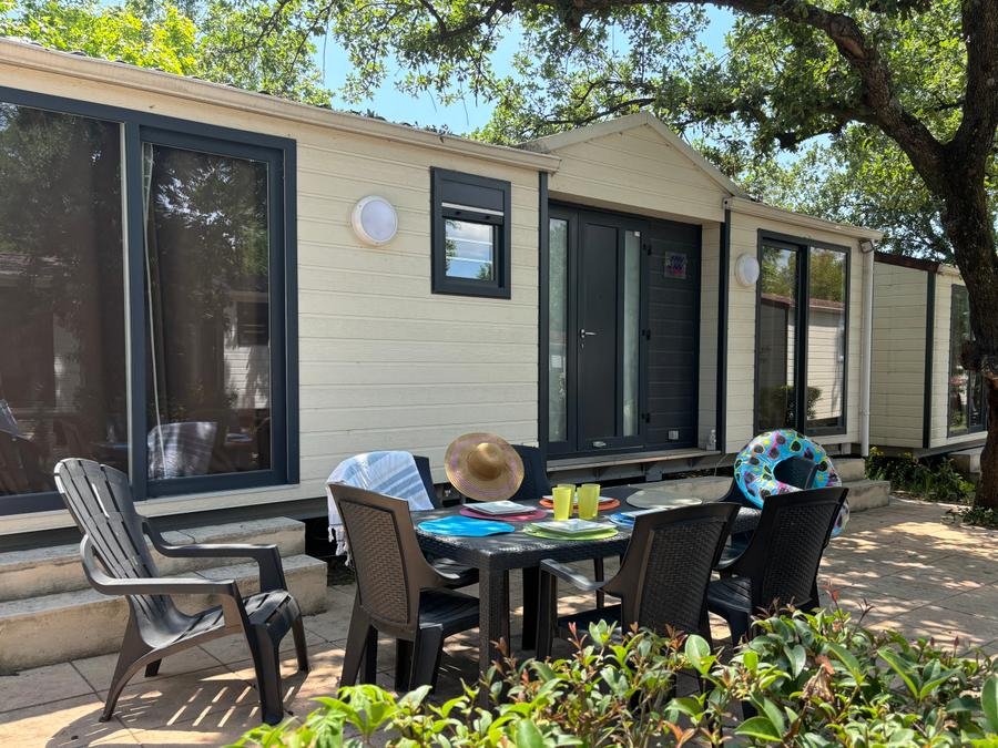 Camping Pas Cher vous présente avec son site Officiel campingpascher.fr, le Camping Tikayan Domaine Du Golfe De Saint Tropez classé 4 étoiles, situé sur la commune de Grimaud dans le département Var (Provence Alpes Côte D'azur) en France. Le camping Tikayan Domaine Du Golfe De Saint Tropez, vous présente un hébergement de type mobil-home de 38 m² pour 4 personnes avec climatisation et télévision. Le camping Tikayan Domaine Du Golfe De Saint Tropez vous proposeun séjour PAS CHER avec une REMISEdu dimanche 05 juillet au dimanche 12 juillet 2026, en promotion à -40% pour 7 nuits à 975,60 € au lieu de 1626,0 € soit une Économie de 650,40 €. Cette location propose 86 dates différentes pour réserver votre séjour. Découvrez également les 12 autres gammes d'hébergements du camping. Les Avis clients pour le Camping Tikayan Domaine Du Golfe De Saint Tropez sont de 7 sur 10. Mer, Piscine extérieure, Animations familiales, Club enfants, Aire de jeux enfants, Centre équestre, Golf, Plongée, Pétanque, Sports nautiques, Terrain de badminton, Terrain de volley-ball, Bar, Plats à emporter, Snack/Bar,... En savoir plus : cliquez-ICI.