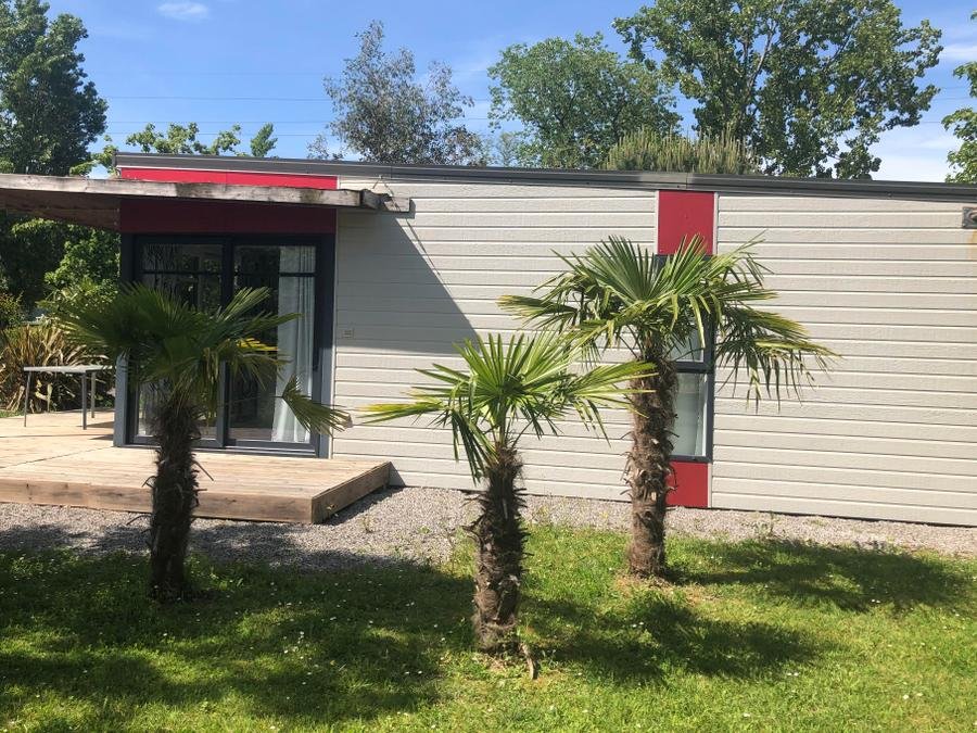 Camping Pas Cher vous présente avec son site Officiel campingpascher.fr, le Village vacances Village De Chalets Auguste Delaune, situé sur la commune de Hendaye dans le département Pyrénées-atlantiques (Aquitaine) en France. Le village vacances Village De Chalets Auguste Delaune, vous présente un hébergement de type chalet de 32 m² pour 4 personnes et télévision. Le village vacances Village De Chalets Auguste Delaune vous propose du sam. 26 septembre au sam. 03 octobre 2026 pour 7 nuits à 329€. Cette location propose 10 dates différentes pour réserver votre séjour. Découvrez également les 11 autres gammes d'hébergements du village vacances. Les Avis clients pour le Village vacances Village De Chalets Auguste Delaune sont excellents avec une note moyenne de 8 sur 10. Mer, Piscine chauffée, Piscine extérieure, Aire de jeux enfants, Baby-foot, Cyclisme, Ping-pong, Piscine, Plongée, Pétanque, Randonnée, Salle de jeux vidéo, Surf, Terrain de volley-ball, Brasserie, Pizzeria, Restaurant, Snack/Bar, Épicerie,... En savoir plus : cliquez-ICI.