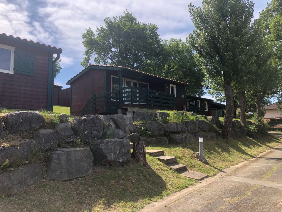 Camping Pas Cher vous présente avec son site Officiel campingpascher.fr, le Village vacances Village De Chalets Auguste Delaune, situé sur la commune de Hendaye dans le département Pyrénées-atlantiques (Aquitaine) en France. Le village vacances Village De Chalets Auguste Delaune vous propose un hébergement de type chalet de 32 m² (télévision). L'établissement vous propose 9 autres types d'hébergements. Découvrez tous nos séjours à petits prix dans la commune et aux alentours de Hendaye du département : Pyrénées-atlantiques (Aquitaine). Les Avis clients pour le Village vacances Village De Chalets Auguste Delaune sont excellents avec une note moyenne de 8 sur 10. Mer, Piscine chauffée, Piscine extérieure, Aire de jeux enfants, Baby-foot, Cyclisme, Ping-pong, Piscine, Plongée, Pétanque, Randonnée, Salle de jeux vidéo, Surf, Terrain de volley-ball, Brasserie, Pizzeria, Restaurant, Snack/Bar, Épicerie,... En savoir plus : cliquez-ICI.