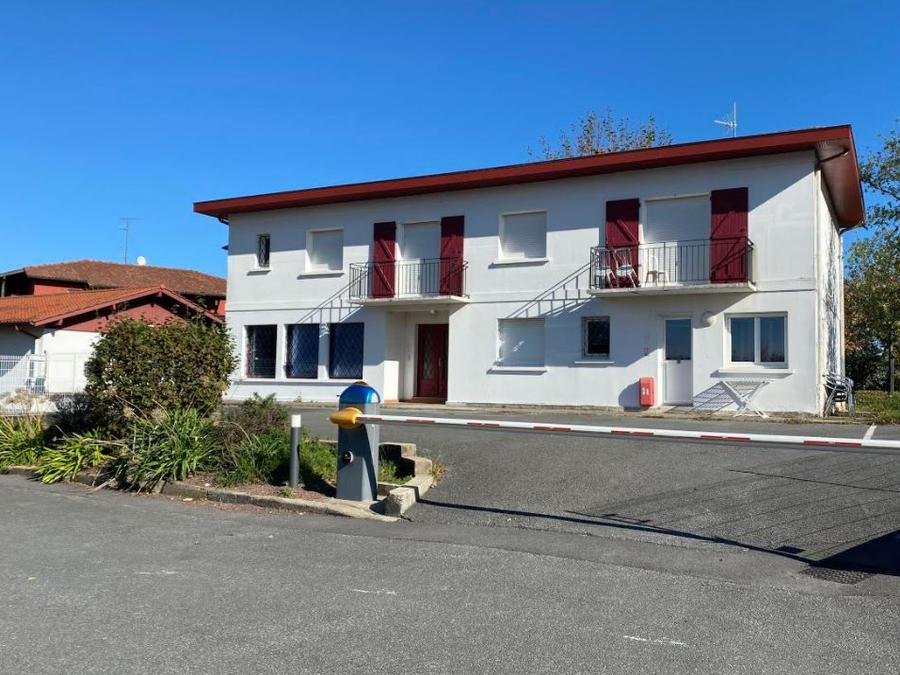 Camping Pas Cher vous présente avec son site Officiel campingpascher.fr, le Village vacances Village De Chalets Auguste Delaune, situé sur la commune de Hendaye dans le département Pyrénées-atlantiques (Aquitaine) en France. Le village vacances Village De Chalets Auguste Delaune, vous présente un hébergement de type appartement de 30 m² pour 4 personnes et télévision. Le village vacances Village De Chalets Auguste Delaune vous propose du sam. 26 septembre au sam. 03 octobre 2026 pour 7 nuits à 269€. Cette location propose 10 dates différentes pour réserver votre séjour. Découvrez également les 10 autres gammes d'hébergements du village vacances. Les Avis clients pour le Village vacances Village De Chalets Auguste Delaune sont excellents avec une note moyenne de 8 sur 10. Mer, Piscine chauffée, Piscine extérieure, Aire de jeux enfants, Baby-foot, Cyclisme, Ping-pong, Piscine, Plongée, Pétanque, Randonnée, Salle de jeux vidéo, Surf, Terrain de volley-ball, Brasserie, Pizzeria, Restaurant, Snack/Bar, Épicerie,... En savoir plus : cliquez-ICI.