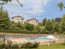 Camping Pas Cher vous présente avec son site Officiel campingpascher.fr, le Village vacances Village De Chalets Auguste Delaune, situé sur la commune de Hendaye dans le département Pyrénées-atlantiques (Aquitaine) en France. Le village vacances Village De Chalets Auguste Delaune, vous présente un hébergement de type chalet de 26 m² pour 4 personnes et télévision. Le village vacances Village De Chalets Auguste Delaune vous propose du sam. 12 septembre au sam. 19 septembre 2026 pour 7 nuits à 319€. Cette location propose 1 dates différentes pour réserver votre séjour. Découvrez également les 11 autres gammes d'hébergements du village vacances. Les Avis clients pour le Village vacances Village De Chalets Auguste Delaune sont excellents avec une note moyenne de 8 sur 10. Mer, Piscine chauffée, Piscine extérieure, Aire de jeux enfants, Baby-foot, Cyclisme, Ping-pong, Piscine, Plongée, Pétanque, Randonnée, Salle de jeux vidéo, Surf, Terrain de volley-ball, Boulangerie, Brasserie, Pizzeria, Restaurant, Snack/Bar, Supermarché, Épicerie,... En savoir plus : cliquez-ICI.