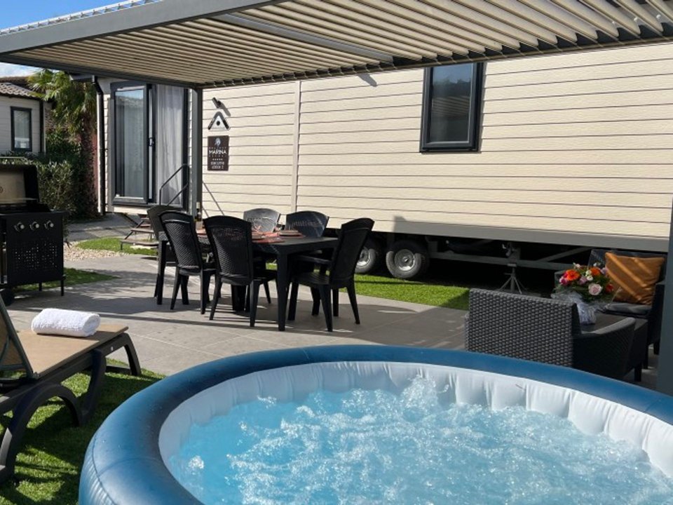 Camping Pas Cher vous présente avec son site Officiel campingpascher.fr, le Camping Holiday Marina Resort classé 5 étoiles, situé sur la commune de Grimaud dans le département Var (Provence Alpes Côte D'azur) en France. Le camping Holiday Marina Resort vous propose un hébergement de type mobil-home de 44 m² avec climatisation (télévision). L'établissement vous propose 8 autres types d'hébergements. Découvrez tous nos séjours à petits prix dans la commune et aux alentours de Grimaud du département : Var (Provence Alpes Côte D'azur). Les Avis clients pour le Camping Holiday Marina Resort sont de 7 sur 10. MerRivière, Piscine extérieure, Animations familiales, Club enfants, Baby-foot, Centre équestre, Court de tennis, Golf, Piscine, Salle de jeux vidéo, Terrain multisports, Bar, Restaurant,... En savoir plus : cliquez-ICI.