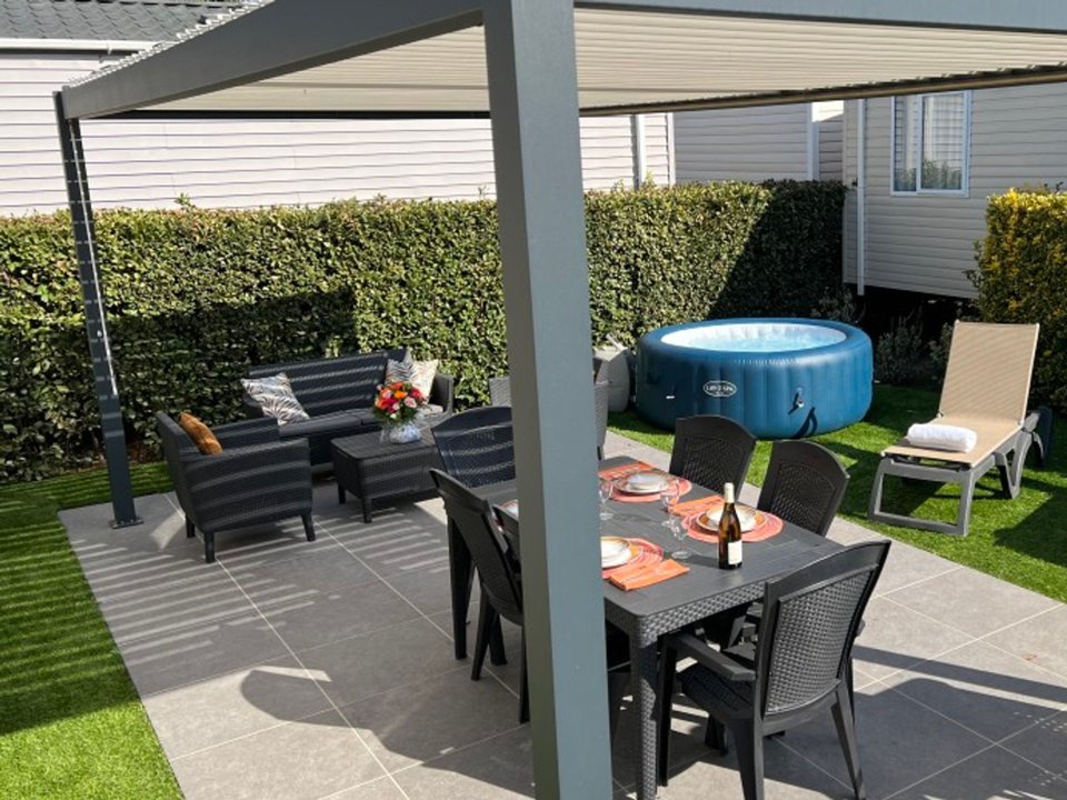 Camping Pas Cher vous présente avec son site Officiel campingpascher.fr, le Camping Holiday Marina Resort classé 5 étoiles, situé sur la commune de Grimaud dans le département Var (Provence Alpes Côte D'azur) en France. Le camping Holiday Marina Resort vous propose un hébergement de type mobil-home de 47 m² avec climatisation (télévision). L'établissement vous propose 8 autres types d'hébergements. Découvrez tous nos séjours à petits prix dans la commune et aux alentours de Grimaud du département : Var (Provence Alpes Côte D'azur). Les Avis clients pour le Camping Holiday Marina Resort sont de 7 sur 10. MerRivière, Piscine extérieure, Animations familiales, Club enfants, Baby-foot, Centre équestre, Court de tennis, Golf, Piscine, Salle de jeux vidéo, Terrain multisports, Bar, Restaurant,... En savoir plus : cliquez-ICI.