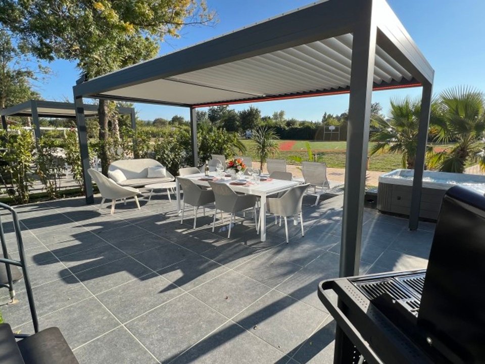 Camping Pas Cher vous présente avec son site Officiel campingpascher.fr, le Camping Holiday Marina Resort classé 5 étoiles, situé sur la commune de Grimaud dans le département Var (Provence Alpes Côte D'azur) en France. Le camping Holiday Marina Resort vous propose un hébergement de type mobil-home de 62 m² avec climatisation (télévision). L'établissement vous propose 8 autres types d'hébergements. Découvrez tous nos séjours à petits prix dans la commune et aux alentours de Grimaud du département : Var (Provence Alpes Côte D'azur). Les Avis clients pour le Camping Holiday Marina Resort sont de 7 sur 10. MerRivière, Piscine extérieure, Animations familiales, Club enfants, Baby-foot, Centre équestre, Court de tennis, Golf, Piscine, Salle de jeux vidéo, Terrain multisports, Bar, Restaurant,... En savoir plus : cliquez-ICI.