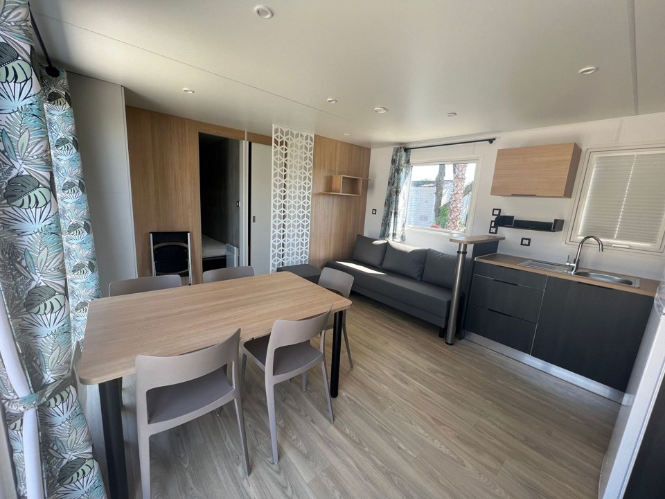 Camping Pas Cher vous présente avec son site Officiel campingpascher.fr, le Camping Holiday Marina Resort classé 5 étoiles, situé sur la commune de Grimaud dans le département Var (Provence Alpes Côte D'azur) en France. Le camping Holiday Marina Resort vous propose un hébergement de type mobil-home de 36 m² pour 6 personnes avec climatisation. L'établissement vous propose 8 autres types d'hébergements. Découvrez tous nos séjours à petits prix dans la commune et aux alentours de Grimaud du département : Var (Provence Alpes Côte D'azur). Les Avis clients pour le Camping Holiday Marina Resort sont de 7 sur 10. MerRivière, Piscine extérieure, Animations familiales, Club enfants, Baby-foot, Centre équestre, Court de tennis, Golf, Piscine, Salle de jeux vidéo, Terrain multisports, Bar, Restaurant,... En savoir plus : cliquez-ICI.