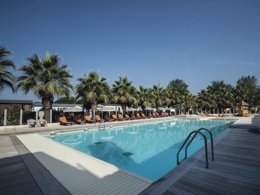 Camping Pas Cher vous présente avec son site Officiel campingpascher.fr, le Camping Holiday Marina Resort classé 5 étoiles, situé sur la commune de Grimaud dans le département Var (Provence Alpes Côte D'azur) en France. Le camping Holiday Marina Resort vous propose un hébergement de type mobil-home de 62 m² avec climatisation (télévision). L'établissement vous propose 8 autres types d'hébergements. Découvrez tous nos séjours à petits prix dans la commune et aux alentours de Grimaud du département : Var (Provence Alpes Côte D'azur). Les Avis clients pour le Camping Holiday Marina Resort sont de 7 sur 10. MerRivière, Piscine extérieure, Animations familiales, Club enfants, Baby-foot, Centre équestre, Court de tennis, Golf, Piscine, Salle de jeux vidéo, Terrain multisports, Bar, Restaurant,... En savoir plus : cliquez-ICI.
