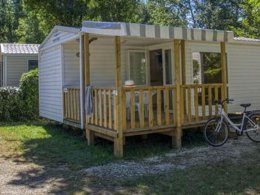 Camping Pas Cher vous présente avec son site Officiel campingpascher.fr, le Camping Lac De Groléjac classé 3 étoiles, situé sur la commune de Grolejac dans le département Dordogne (Aquitaine) en France. Le camping Lac De Groléjac, vous présente un hébergement de type mobil-home de 24 m² et télévision. Le camping Lac De Groléjac vous propose du sam. 30 mai au sam. 06 juin 2026, en promotion à -14% pour 7 nuits à 282 € au lieu de 329,0 € soit une Économie de 47 €. Cette location propose 46 dates différentes pour réserver votre séjour. Découvrez également les 16 autres gammes d'hébergements du camping. Les Avis clients pour le Camping Lac De Groléjac sont excellents avec une note moyenne de 9 sur 10. LacRivière, Piscine chauffée, Piscine extérieure, Animations familiales, Club enfants, Aire de jeux enfants, Canoë-kayak, Cyclisme, Ping-pong, Pédalo, Pétanque, Randonnée, Trampoline, Bar, Dépôt de pain, Plats à emporter, Snack/Bar, Épicerie,... En savoir plus : cliquez-ICI.