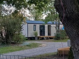 Camping Pas Cher vous présente avec son site Officiel campingpascher.fr, le Camping Là, Com’Union classé 3 étoiles, situé sur la commune de Grosbreuil dans le département Vendée (Pays De La Loire) en France. Le camping Là, Com’Union, vous présente un hébergement de type tente. Le camping Là, Com’Union vous propose du sam. 27 juin au sam. 04 juillet 2026 pour 7 nuits à 200€. Cette location propose 31 dates différentes pour réserver votre séjour. Découvrez également les 6 autres gammes d'hébergements du camping. LacMer, Piscine extérieure, Animations familiales, Aire de jeux enfants, Ping-pong, Pétanque, Bar, Dépôt de pain, Snack/Bar,... En savoir plus : cliquez-ICI.