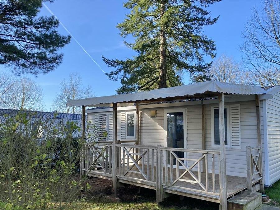 Camping Pas Cher vous présente avec son site Officiel campingpascher.fr, le Camping L'Hermitage classé 3 étoiles, situé sur la commune de Guemene Penfao dans le département Loire-atlantique (Pays De La Loire) en France. Le camping L'Hermitage, vous présente un hébergement de type mobil-home de 33 m². Le camping L'Hermitage vous propose du vendredi 18 septembre au vendredi 25 septembre 2026 pour 7 nuits à 444€. Cette location propose 43 dates différentes pour réserver votre séjour. Découvrez également les 14 autres gammes d'hébergements du camping. Les Avis clients pour le Camping L'Hermitage sont excellents avec une note moyenne de 8 sur 10. Piscine couverte, Piscine extérieure, Animations familiales, Club enfants, Aire de jeux enfants, Baby-foot, Canoë-kayak, Centre équestre, Court de tennis, Ping-pong, Pétanque, Randonnée, Terrain multisports, Bar, Boulangerie, Pizzeria, Plats à emporter, Restaurant, Snack/Bar, Épicerie,... En savoir plus : cliquez-ICI.