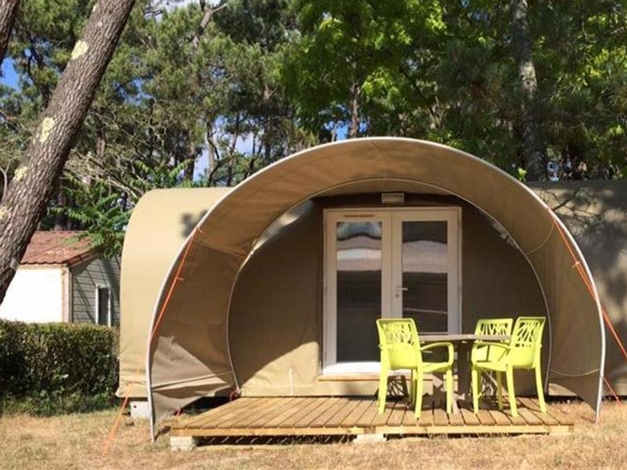Camping Pas Cher vous présente avec son site Officiel campingpascher.fr, le Camping L'Hermitage classé 3 étoiles, situé sur la commune de Guemene Penfao dans le département Loire-atlantique (Pays De La Loire) en France. Le camping L'Hermitage, vous présente un hébergement de type tente de 16 m². Le camping L'Hermitage vous propose du vendredi 18 septembre au vendredi 25 septembre 2026 pour 7 nuits à 283€. Cette location propose 50 dates différentes pour réserver votre séjour. Découvrez également les 14 autres gammes d'hébergements du camping. Les Avis clients pour le Camping L'Hermitage sont excellents avec une note moyenne de 8 sur 10. Piscine couverte, Piscine extérieure, Animations familiales, Club enfants, Aire de jeux enfants, Baby-foot, Canoë-kayak, Centre équestre, Court de tennis, Ping-pong, Pétanque, Randonnée, Terrain multisports, Bar, Boulangerie, Pizzeria, Plats à emporter, Restaurant, Snack/Bar, Épicerie,... En savoir plus : cliquez-ICI.