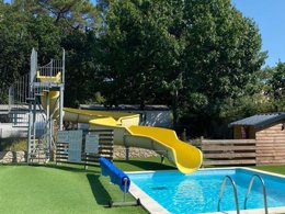 Camping Pas Cher vous présente avec son site Officiel campingpascher.fr, le Camping L'Hermitage classé 3 étoiles, situé sur la commune de Guemene Penfao dans le département Loire-atlantique (Pays De La Loire) en France. Le camping L'Hermitage, vous présente un hébergement de type tente de 16 m². Le camping L'Hermitage vous propose du vendredi 18 septembre au vendredi 25 septembre 2026 pour 7 nuits à 283€. Cette location propose 146 dates différentes pour réserver votre séjour. Découvrez également les 12 autres gammes d'hébergements du camping. Les Avis clients pour le Camping L'Hermitage sont excellents avec une note moyenne de 8 sur 10. Piscine couverte, Piscine extérieure, Animations familiales, Club enfants, Aire de jeux enfants, Baby-foot, Canoë-kayak, Centre équestre, Court de tennis, Ping-pong, Pétanque, Randonnée, Terrain multisports, Bar, Boulangerie, Pizzeria, Plats à emporter, Restaurant, Snack/Bar, Épicerie,... En savoir plus : cliquez-ICI.