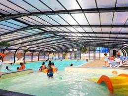 Camping Pas Cher vous présente avec son site Officiel campingpascher.fr, le Camping L'Etang Du Pays Blanc classé 3 étoiles, situé sur la commune de Guerande dans le département Loire-atlantique (Pays De La Loire) en France. Le camping L'Etang Du Pays Blanc, vous présente un hébergement de type hébergement insolite de 15 m². Le camping L'Etang Du Pays Blanc vous propose du sam. 29 août au sam. 05 septembre 2026, en promotion à -18% pour 7 nuits à 178 € au lieu de 218,0 € soit une Économie de 40 €. Cette location propose 28 dates différentes pour réserver votre séjour. Découvrez également les 41 autres gammes d'hébergements du camping. Les Avis clients pour le Camping L'Etang Du Pays Blanc sont excellents avec une note moyenne de 8 sur 10. Piscine chauffée, Piscine couverte, Animations familiales, Club enfants, Aire de jeux enfants, Aire de jeux intérieure, Canoë-kayak, Centre équestre, Court de tennis, Ping-pong, Pétanque, Salle de fitness, Structure gonflable enfants, Terrain de football, Terrain multisports, Trampoline, Bar, Dépôt de pain, Plats à emporter, Snack/Bar, Supermarché, Épicerie,... En savoir plus : cliquez-ICI.