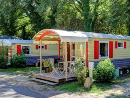 Camping Pas Cher vous présente avec son site Officiel campingpascher.fr, le Camping L'Etang Du Pays Blanc classé 3 étoiles, situé sur la commune de Guerande dans le département Loire-atlantique (Pays De La Loire) en France. Le camping L'Etang Du Pays Blanc, vous présente un hébergement de type hébergement insolite de 20 m² pour 4 personnes et télévision. Le camping L'Etang Du Pays Blanc vous propose du sam. 27 juin au sam. 04 juillet 2026, en promotion à -15% pour 7 nuits à 225,14 € au lieu de 268,0 € soit une Économie de 42,86 €. Cette location propose 73 dates différentes pour réserver votre séjour. Découvrez également les 40 autres gammes d'hébergements du camping. Les Avis clients pour le Camping L'Etang Du Pays Blanc sont excellents avec une note moyenne de 8 sur 10. Piscine chauffée, Piscine couverte, Animations familiales, Club enfants, Aire de jeux enfants, Aire de jeux intérieure, Canoë-kayak, Centre équestre, Court de tennis, Ping-pong, Pétanque, Salle de fitness, Structure gonflable enfants, Terrain de football, Terrain multisports, Trampoline, Bar, Dépôt de pain, Plats à emporter, Snack/Bar, Supermarché, Épicerie,... En savoir plus : cliquez-ICI.