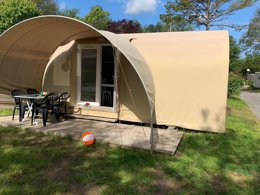 Camping Pas Cher vous présente avec son site Officiel campingpascher.fr, le Camping L'Etang Du Pays Blanc classé 3 étoiles, situé sur la commune de Guerande dans le département Loire-atlantique (Pays De La Loire) en France. Le camping L'Etang Du Pays Blanc, vous présente un hébergement de type hébergement insolite de 16 m² pour 4 personnes. Le camping L'Etang Du Pays Blanc vous propose du sam. 27 juin au sam. 04 juillet 2026, en promotion à -15% pour 7 nuits à 225,14 € au lieu de 268,0 € soit une Économie de 42,86 €. Cette location propose 35 dates différentes pour réserver votre séjour. Découvrez également les 40 autres gammes d'hébergements du camping. Les Avis clients pour le Camping L'Etang Du Pays Blanc sont excellents avec une note moyenne de 8 sur 10. Piscine chauffée, Piscine couverte, Animations familiales, Club enfants, Aire de jeux enfants, Aire de jeux intérieure, Canoë-kayak, Centre équestre, Court de tennis, Ping-pong, Pétanque, Salle de fitness, Structure gonflable enfants, Terrain de football, Terrain multisports, Trampoline, Bar, Dépôt de pain, Plats à emporter, Snack/Bar, Supermarché, Épicerie,... En savoir plus : cliquez-ICI.