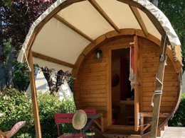 Camping Pas Cher vous présente avec son site Officiel campingpascher.fr, le Camping L'Etang Du Pays Blanc classé 3 étoiles, situé sur la commune de Guerande dans le département Loire-atlantique (Pays De La Loire) en France. Le camping L'Etang Du Pays Blanc, vous présente un hébergement de type hébergement insolite de 8 m² pour 2 personnes. Le camping L'Etang Du Pays Blanc vous propose du sam. 27 juin au sam. 04 juillet 2026, en promotion à -15% pour 7 nuits à 183,71 € au lieu de 218,0 € soit une Économie de 34,29 €. Cette location propose 71 dates différentes pour réserver votre séjour. Découvrez également les 40 autres gammes d'hébergements du camping. Les Avis clients pour le Camping L'Etang Du Pays Blanc sont excellents avec une note moyenne de 8 sur 10. Piscine chauffée, Piscine couverte, Animations familiales, Club enfants, Aire de jeux enfants, Aire de jeux intérieure, Canoë-kayak, Centre équestre, Court de tennis, Ping-pong, Pétanque, Salle de fitness, Structure gonflable enfants, Terrain de football, Terrain multisports, Trampoline, Bar, Dépôt de pain, Plats à emporter, Snack/Bar, Supermarché, Épicerie,... En savoir plus : cliquez-ICI.