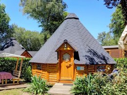 Camping Pas Cher vous présente avec son site Officiel campingpascher.fr, le Camping L'Etang Du Pays Blanc classé 3 étoiles, situé sur la commune de Guerande dans le département Loire-atlantique (Pays De La Loire) en France. Le camping L'Etang Du Pays Blanc, vous présente un hébergement de type hébergement insolite de 25 m² pour 4 personnes. Le camping L'Etang Du Pays Blanc vous propose du lundi 21 septembre au lundi 28 septembre 2026, en promotion à -15% pour 7 nuits à 225,14 € au lieu de 268,0 € soit une Économie de 42,86 €. Cette location propose 63 dates différentes pour réserver votre séjour. Découvrez également les 40 autres gammes d'hébergements du camping. Les Avis clients pour le Camping L'Etang Du Pays Blanc sont excellents avec une note moyenne de 8 sur 10. Piscine chauffée, Piscine couverte, Animations familiales, Club enfants, Aire de jeux enfants, Aire de jeux intérieure, Canoë-kayak, Centre équestre, Court de tennis, Ping-pong, Pétanque, Salle de fitness, Structure gonflable enfants, Terrain de football, Terrain multisports, Trampoline, Bar, Dépôt de pain, Plats à emporter, Snack/Bar, Supermarché, Épicerie,... En savoir plus : cliquez-ICI.