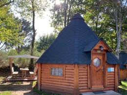 Camping Pas Cher vous présente avec son site Officiel campingpascher.fr, le Camping L'Etang Du Pays Blanc classé 3 étoiles, situé sur la commune de Guerande dans le département Loire-atlantique (Pays De La Loire) en France. Le camping L'Etang Du Pays Blanc, vous présente un hébergement de type hébergement insolite de 30 m². Le camping L'Etang Du Pays Blanc vous propose du sam. 27 juin au sam. 04 juillet 2026, en promotion à -15% pour 7 nuits à 225,14 € au lieu de 268,0 € soit une Économie de 42,86 €. Cette location propose 49 dates différentes pour réserver votre séjour. Découvrez également les 40 autres gammes d'hébergements du camping. Les Avis clients pour le Camping L'Etang Du Pays Blanc sont excellents avec une note moyenne de 8 sur 10. Piscine chauffée, Piscine couverte, Animations familiales, Club enfants, Aire de jeux enfants, Aire de jeux intérieure, Canoë-kayak, Centre équestre, Court de tennis, Ping-pong, Pétanque, Salle de fitness, Structure gonflable enfants, Terrain de football, Terrain multisports, Trampoline, Bar, Dépôt de pain, Plats à emporter, Snack/Bar, Supermarché, Épicerie,... En savoir plus : cliquez-ICI.