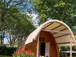 Camping Pas Cher vous présente avec son site Officiel campingpascher.fr, le Camping L'Etang Du Pays Blanc classé 3 étoiles, situé sur la commune de Guerande dans le département Loire-atlantique (Pays De La Loire) en France. Le camping L'Etang Du Pays Blanc, vous présente un hébergement de type hébergement insolite de 22 m² pour 4 personnes. Le camping L'Etang Du Pays Blanc vous propose du sam. 27 juin au sam. 04 juillet 2026, en promotion à -15% pour 7 nuits à 225,14 € au lieu de 268,0 € soit une Économie de 42,86 €. Cette location propose 71 dates différentes pour réserver votre séjour. Découvrez également les 40 autres gammes d'hébergements du camping. Les Avis clients pour le Camping L'Etang Du Pays Blanc sont excellents avec une note moyenne de 8 sur 10. Piscine chauffée, Piscine couverte, Animations familiales, Club enfants, Aire de jeux enfants, Aire de jeux intérieure, Canoë-kayak, Centre équestre, Court de tennis, Ping-pong, Pétanque, Salle de fitness, Structure gonflable enfants, Terrain de football, Terrain multisports, Trampoline, Bar, Dépôt de pain, Plats à emporter, Snack/Bar, Supermarché, Épicerie,... En savoir plus : cliquez-ICI.