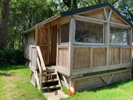 Camping Pas Cher vous présente avec son site Officiel campingpascher.fr, le Camping L'Etang Du Pays Blanc classé 3 étoiles, situé sur la commune de Guerande dans le département Loire-atlantique (Pays De La Loire) en France. Le camping L'Etang Du Pays Blanc, vous présente un hébergement de type hébergement insolite de 37 m². Le camping L'Etang Du Pays Blanc vous propose du sam. 27 juin au sam. 04 juillet 2026, en promotion à -15% pour 7 nuits à 225,14 € au lieu de 268,0 € soit une Économie de 42,86 €. Cette location propose 51 dates différentes pour réserver votre séjour. Découvrez également les 40 autres gammes d'hébergements du camping. Les Avis clients pour le Camping L'Etang Du Pays Blanc sont excellents avec une note moyenne de 8 sur 10. Piscine chauffée, Piscine couverte, Animations familiales, Club enfants, Aire de jeux enfants, Aire de jeux intérieure, Canoë-kayak, Centre équestre, Court de tennis, Ping-pong, Pétanque, Salle de fitness, Structure gonflable enfants, Terrain de football, Terrain multisports, Trampoline, Bar, Dépôt de pain, Plats à emporter, Snack/Bar, Supermarché, Épicerie,... En savoir plus : cliquez-ICI.